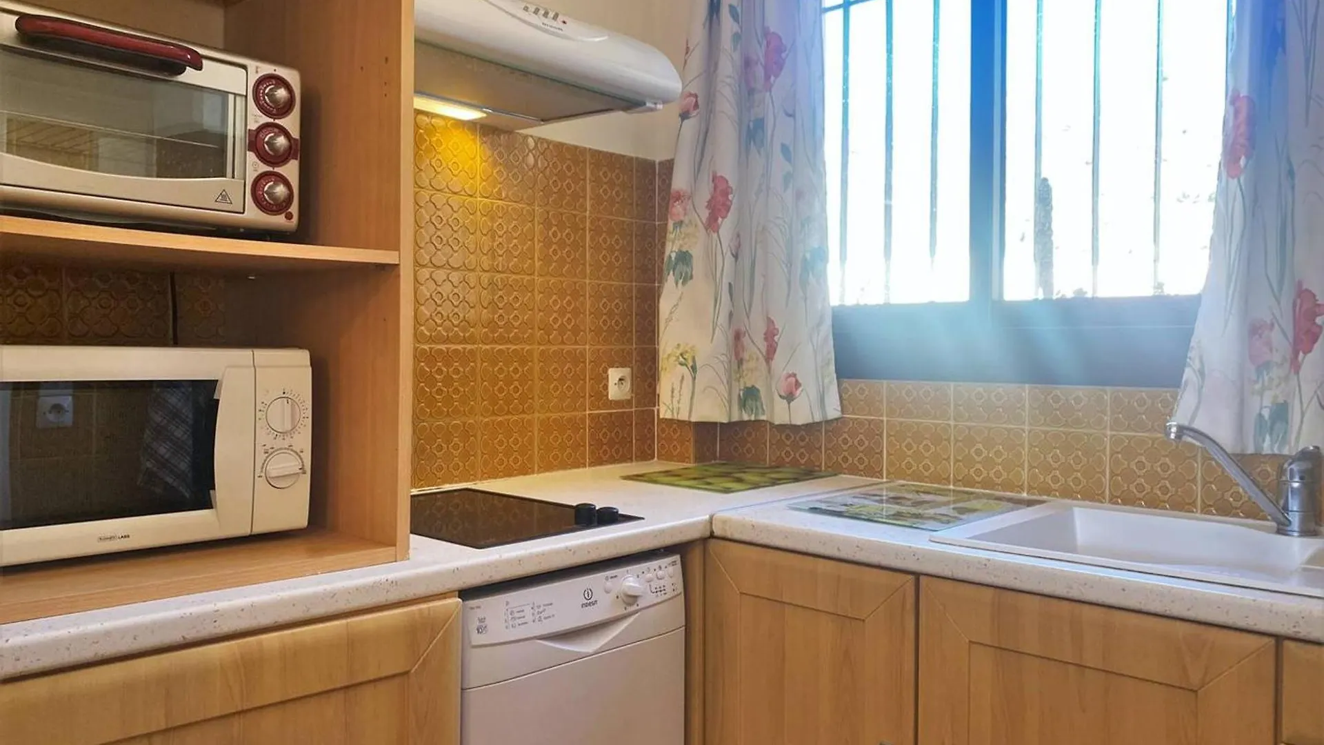 Appartement Calme, 4 Couchages, Proche Plage Et Commerces, Terrasse Exposee Sud, Parking Privatif - Fr-1-251-508 Le Lavandou